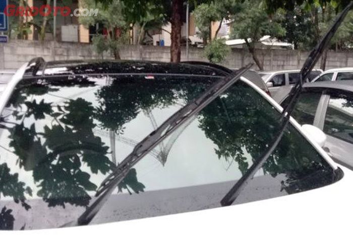 Ilustrasi angkat wiper saat mobil bekas parkir di tempat panas