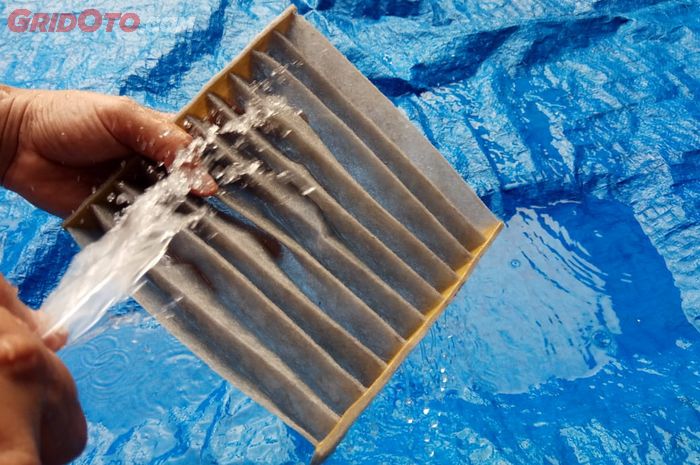 Bersihkan filter AC atau filter kabin dalam keadaan darurat bisa pakai air saja