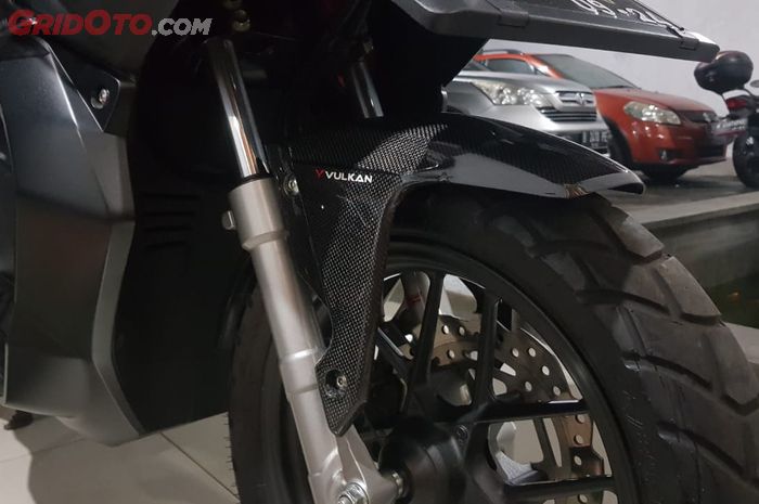 Sepatbor carbon Vulkan terpasang di Honda ADV150