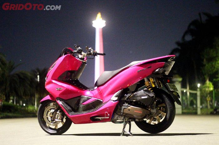 Warna pink membuat tampilan Honda PCX 150 terlihat lebih centil