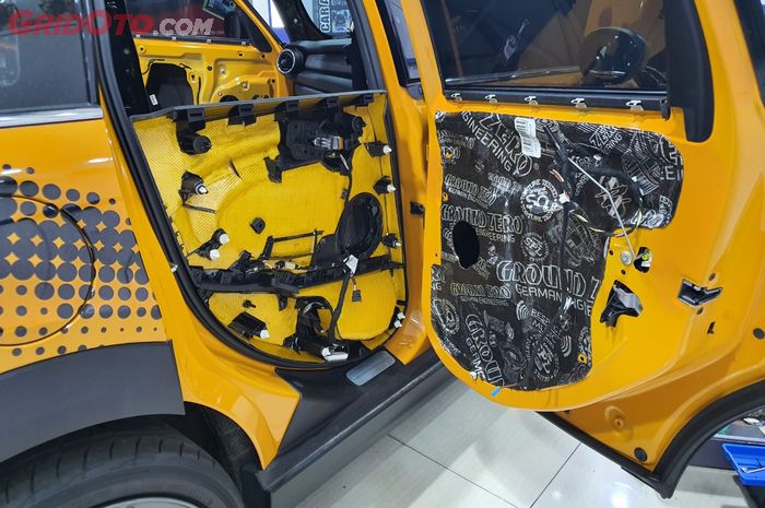 Pemasangan Peredam Kabin di Bagian Pintu Mobil