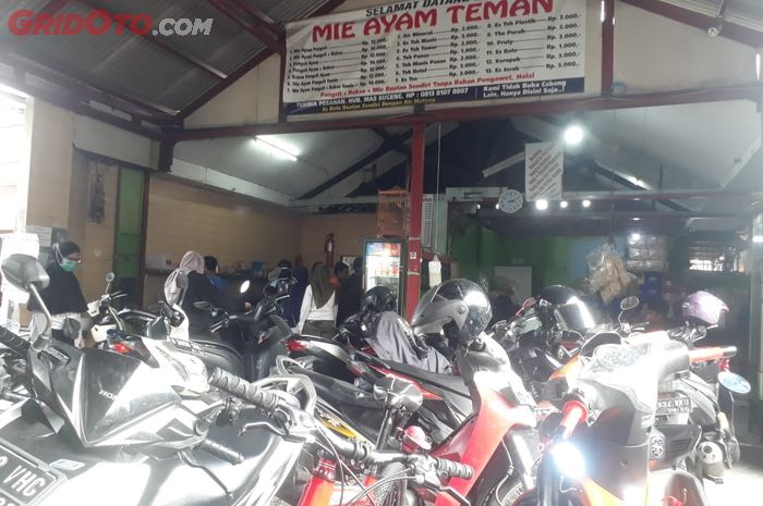 Mie Ayam Teman ramai parkiran motor 