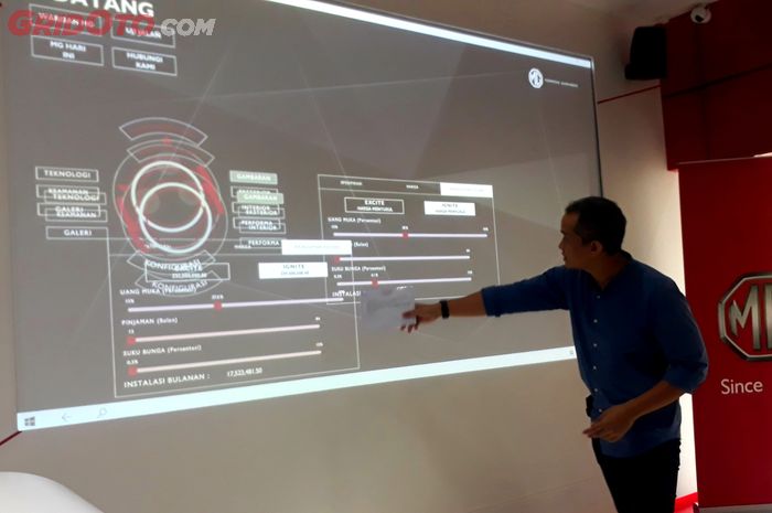 Layar digital interactive di showroom MG Motor Indonesia, di The Breeze, BSD, Tangerang bisa menghitung cicilan mobil
