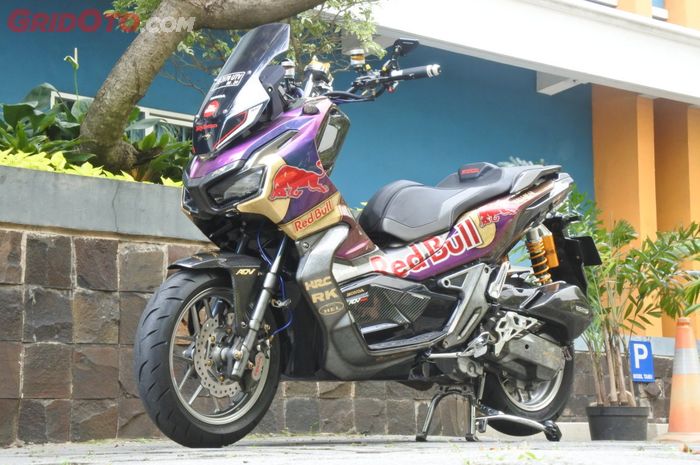 Honda ADV 150 tampil beda dengan airbrush Redbull Racing.