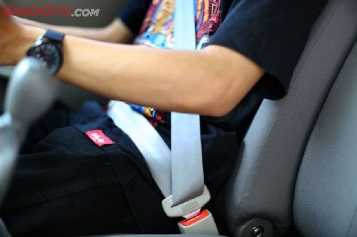 Ilustrasi menggunakan safety belt saat berkendara