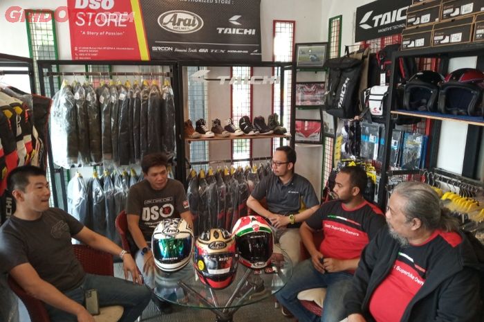 Beberapa pengurus Ducati Superbike Owners (DSO) yang sedang berbincang-bincang.