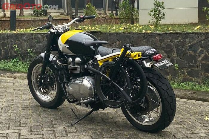 Unik banget nih, bracket side pannier sepeda lipat buat di motor sob!