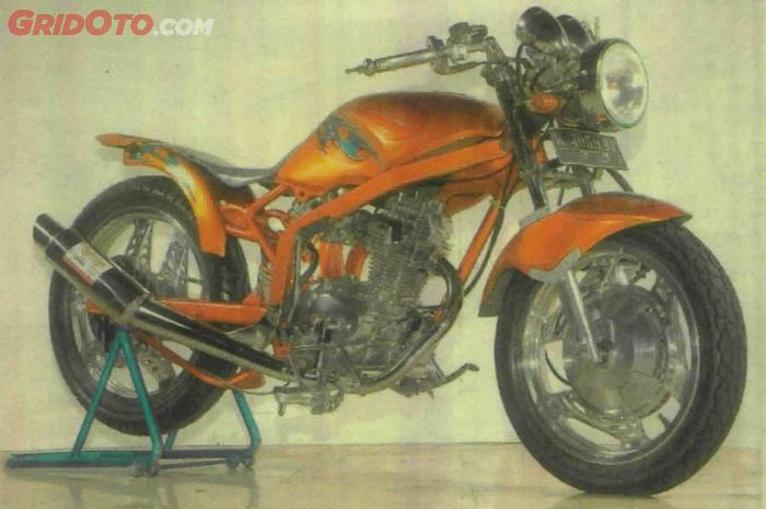 Honda CB100 hasil kawin silang gaya chopper dan streetfighter