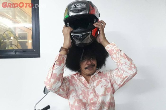 Eddi Brokoli punya rambut kribo yang khas