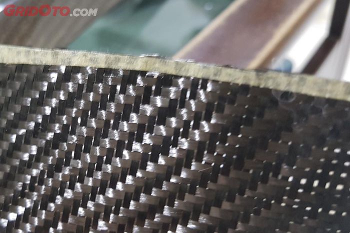 Ilustrasi bahan carbon fiber mentah