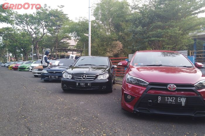 Komunitas mobil modifikasi, Funstatic merayakan ulang tahun pertamanya di Melimelo, Harapan Indah, Bekasi.