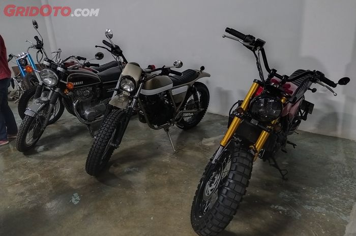 Beberapa hasil garapan Studio Motor yang dipajang di area workshop customnya.