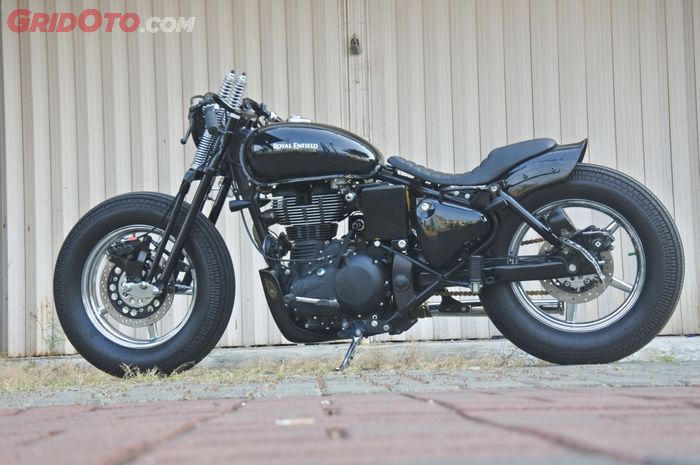 Bikin bobber basis Royal Enfield Classic 500 masih bisa pakai rangka asli loh! 