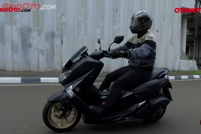 Yamaha NMAX saat dites oleh tim OTOMOTIF TV.