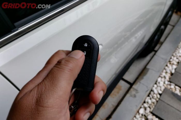 Ilustrasi membuka pintu Toyota Rush menggunakan remote alarm