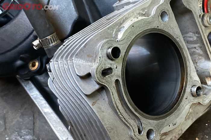 Ilustrasi blok silinder mesin motor