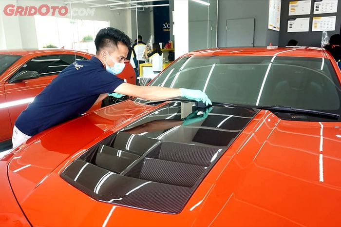 Ilustrasi coating mobil di Luminoz Auto Care