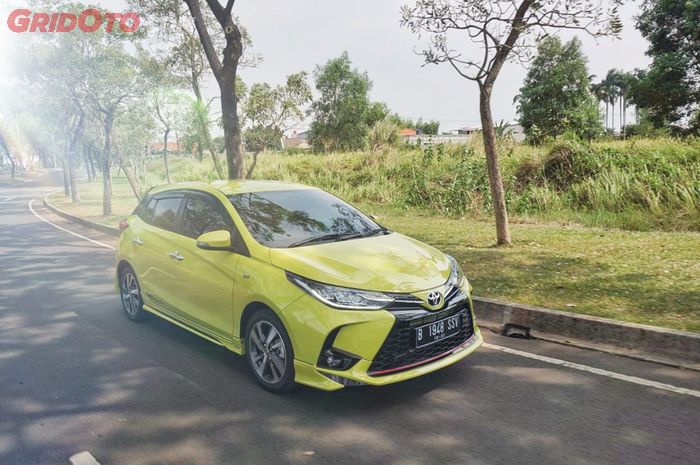 Ilustrasi mengemudi di jalanan sepi