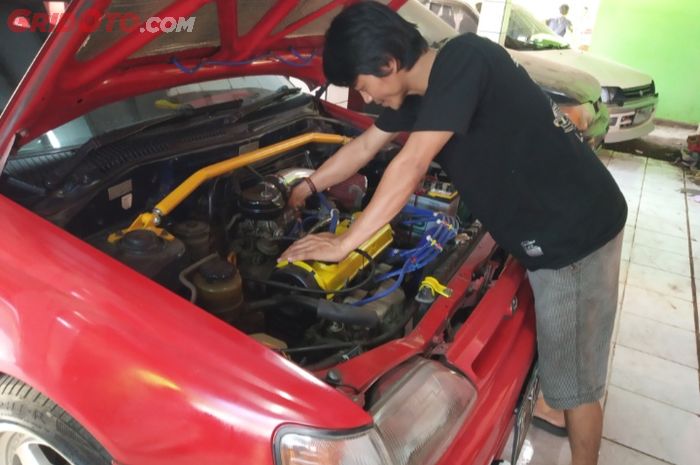 Tyo selaku owner Kandang Abutak sedang melakukan servis pada Toyota Starlet