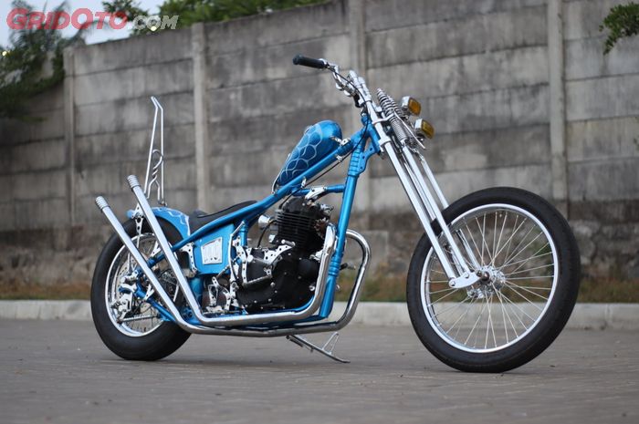 Biar makin unik, transmisi di Skinny Chopper ini pakai knob shifter sob