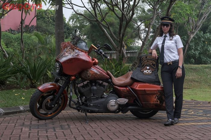 Puti Robyn, pilot dan lady biker pecinta Harley Davidson yang doyan touring di depan motornya.