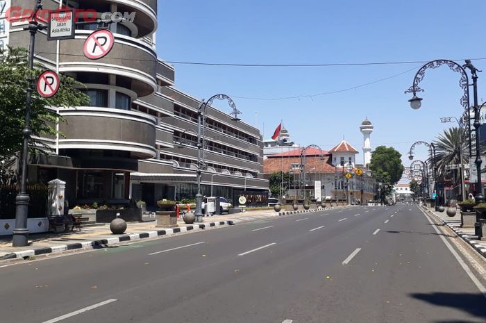 Jalan Asia Afrika Kota Bandung ditutup pada pagi dan malam hari selama dua minggu, sepinya melebihi lebaran!