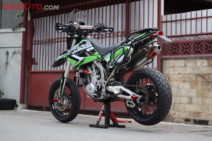 Modifikasi ubah kaki-kaki Kawasaki KLX 250 jadi supermoto, kisaran 8 jutaan sob.