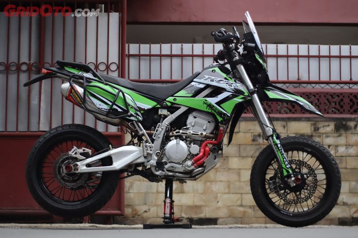 Kawasaki KLX 250 bergaya supermoto ini pakai swing arm spesial.