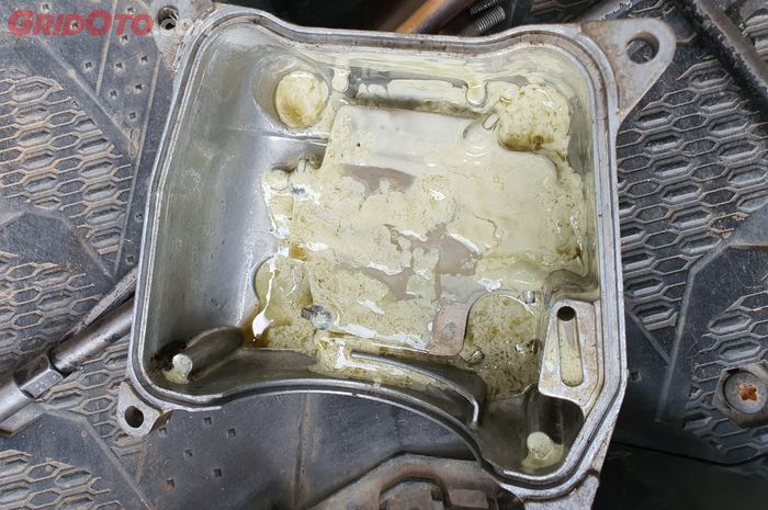 Head dan tutup head silinder Honda Vario 150 ini dipenuhi cairan putih susu, apa penyebabnya ?