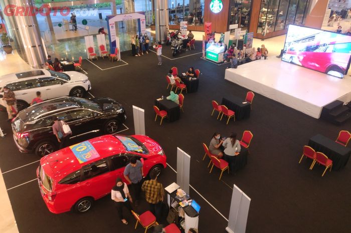 Ilustrasi suasana pameran otomotif yang sepi