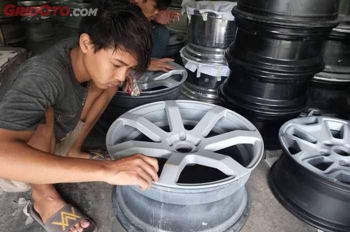 Proses pengerjaan repaint pelek mobil