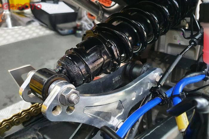 Lowering kit WR3 terpasang di Kawasaki ZX25R