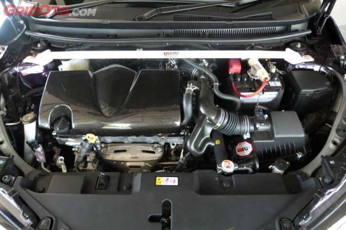 Filter udara mesin mobil harus diganti secara berkala.