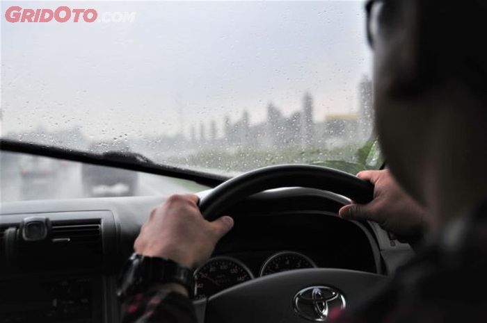 Ilustrasi kaca depan buram saat berkendara di musim hujan, meski sudah mengaktifkan wiper