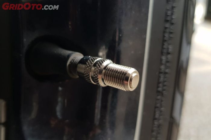 Drat Tutup Pentil TedMore untuk Bantu Jepitan Nosel Slang Pompa Ban