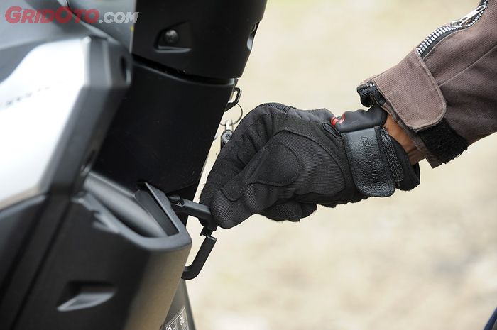 Gantungan barang di motor matic