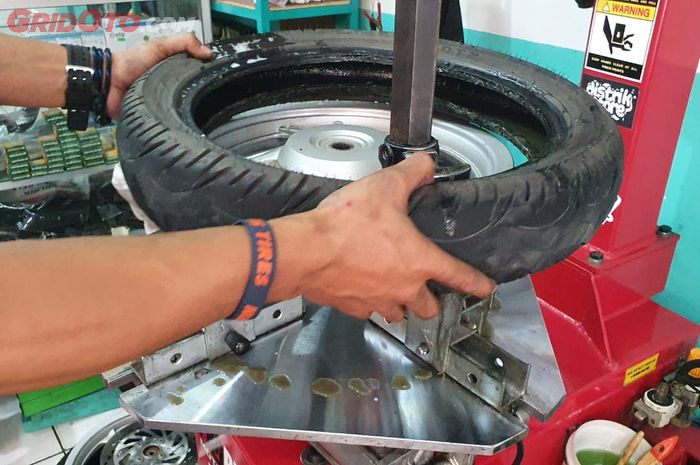 Bongkar ban motor untuk membuang cairan anti bocor