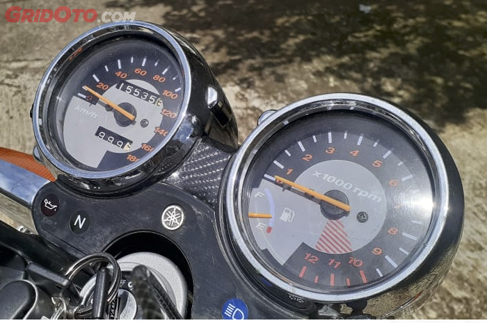 Ilustrasi motor dengan speedometer analog