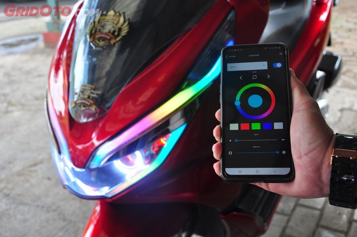 Warna terang Honda PCX 150 DRL dapat disesuaikan dengan smartphone melalui koneksi Bluetooth.