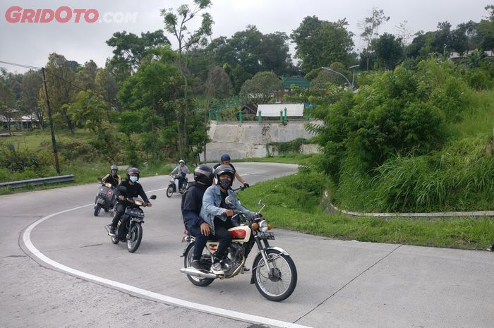 Sunmori melintasi jalanan Gunung Merapi yang meliuk-liuk