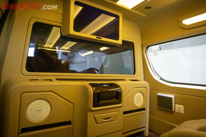Modifikasi kabin Toyota HiAce Premio dengan partisi plus audio-video custom