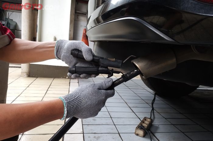 Pengambilan sampel uji emisi gas buang mobil diesel