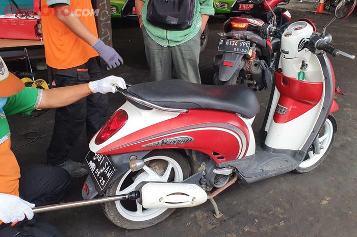 Proses uji emisi motor gratis di bengkel Dinas Lingkungan Hidup DKI Jakarta