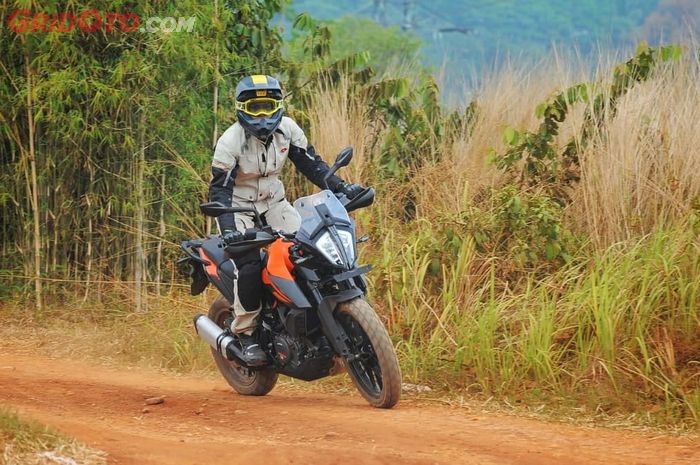 Buat yang bosan trabasan pakai motor 250 cc, KTM 390 Adventure bisa dilirik, angsurannya mulai Rp 4 jutaan sebulan.
