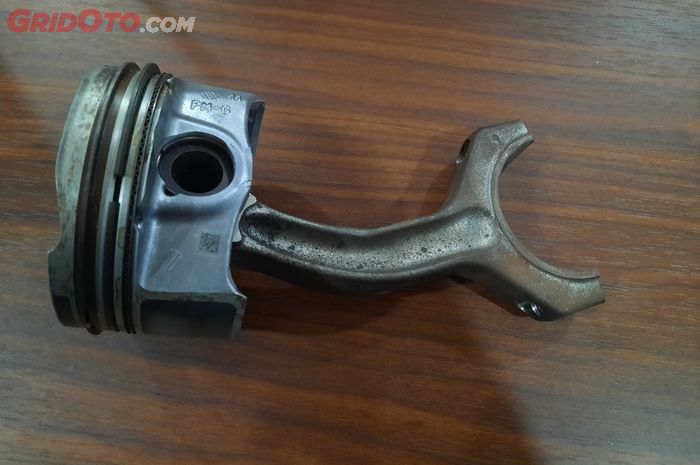 Ilutrasi setang piston atau connecting rod bengkok