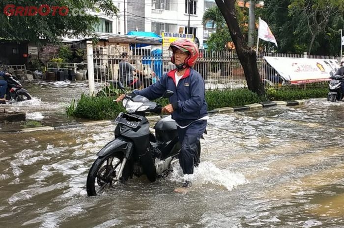 Membiarkan Komponen Ini Rusak, Bikin Motor Gampang Mogok di Musim Hujan