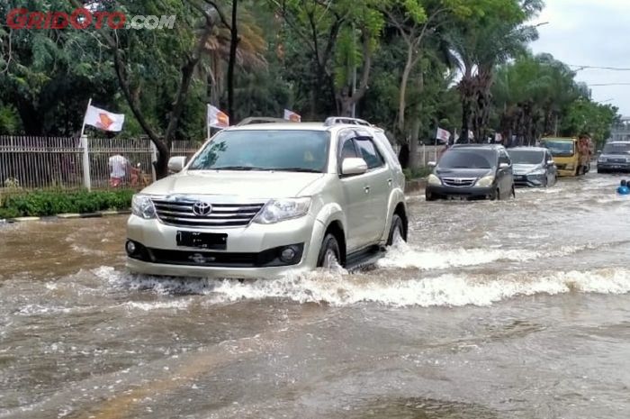 Toyota Fortuner dan sejumlah kendaraan lain menerjang banjir di Tangerang Selatan