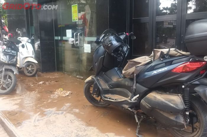 Kondisi Vespa S 125, Honda Vario 110 FI dan Yamaha XMAX setelah banjir di Kemang, Jakarta Selatan