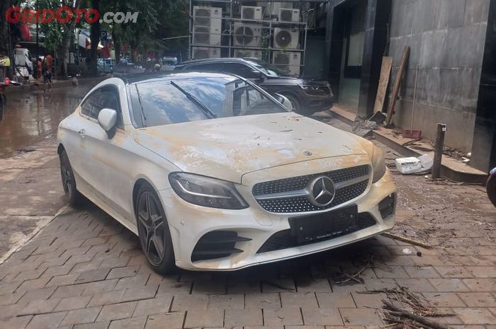 Sedan mewah Mercedes-Benz C200 setelah terkena banjir di Kemang, Jakarta Selatan 