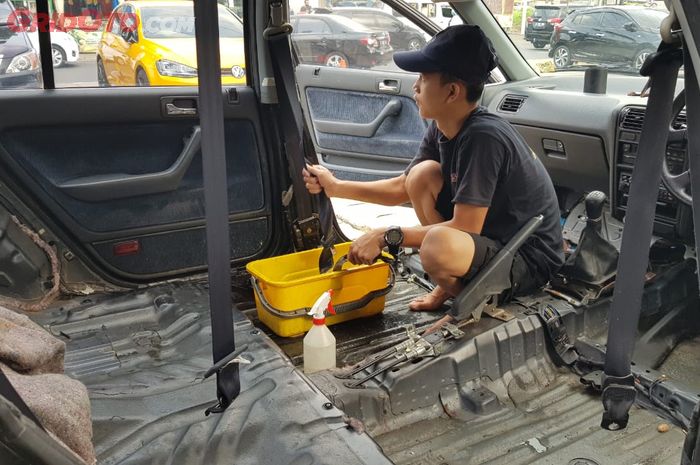 Ilustrasi membersihkan interior mobil terendam banjir